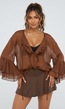 Bruine Chiffon Blouse met Ruches en Knoopsluiting
