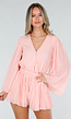 Zalmroze Plissé Playsuit met Overslag en Wijde Mouwen