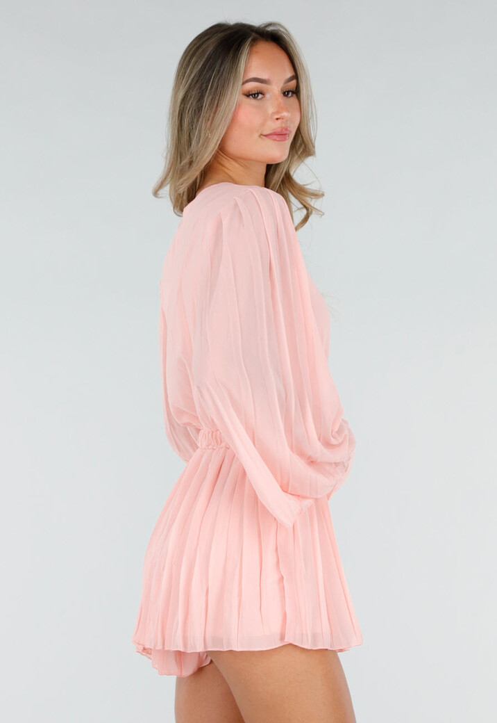 Zalmroze Plissé Playsuit met Overslag en Wijde Mouwen