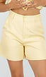 Gele Mouwloze Blazer Set met Ceintuur en Shorts