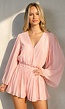 Zalmroze Plissé Playsuit met Overslag en Wijde Mouwen
