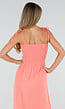 Zalmroze Maxi Jurk met Smock Bodice, Strikbandjes en Knoopsluiting