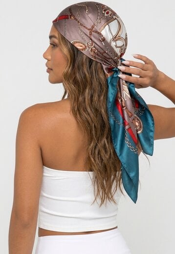 NEW220726 Satijnen Bandana met Kettingprint