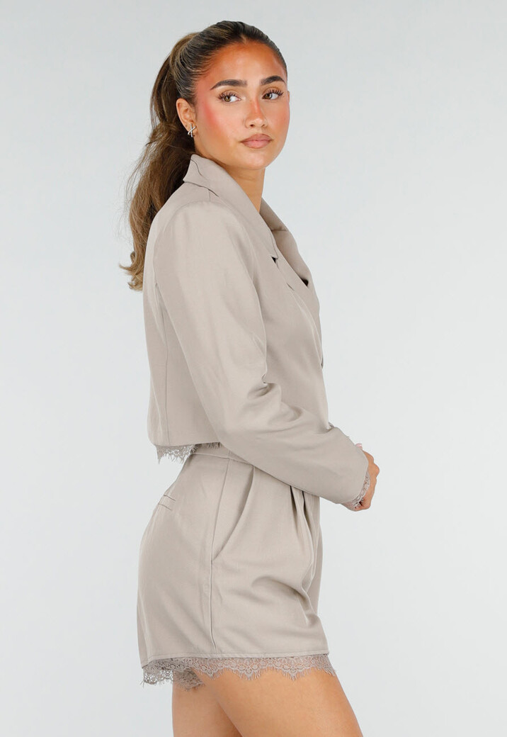 Greige Blazer en Short Set met Kanten Afwerking