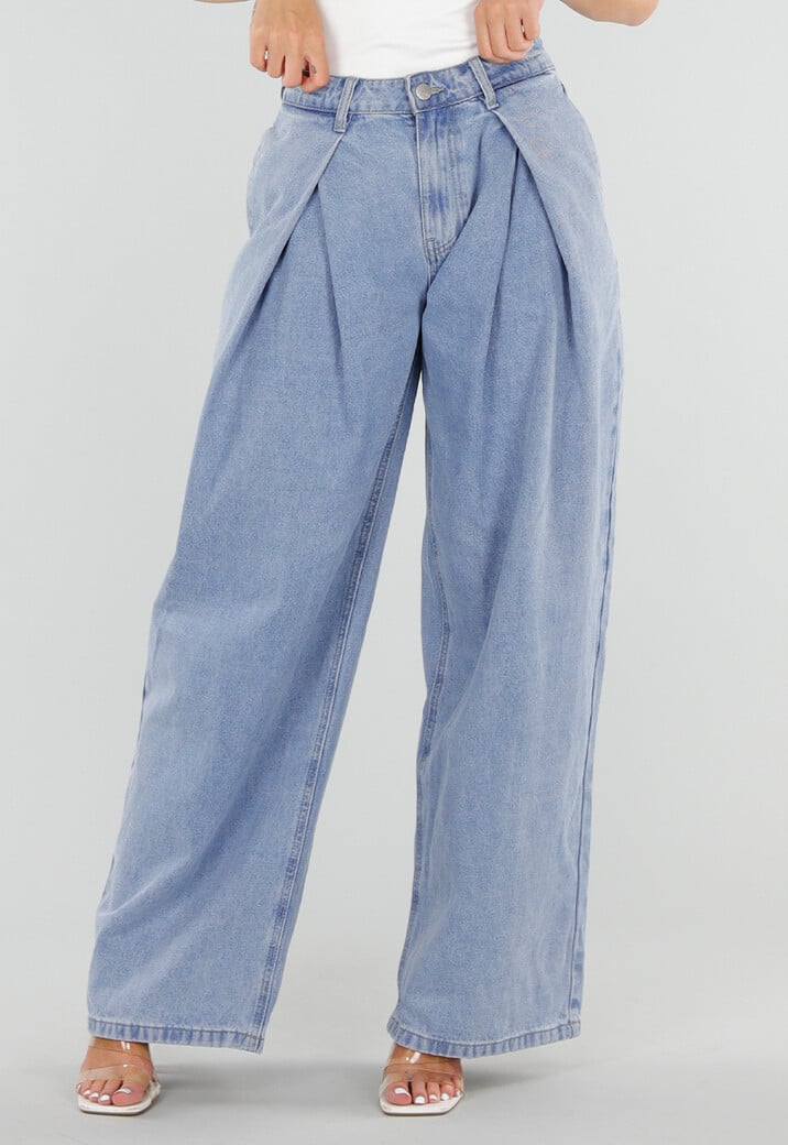 Lichtblauwe Wide Leg Jeans met Plooidetail en Hoge Taille