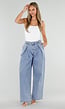 Lichtblauwe Wide Leg Jeans met Plooidetail en Hoge Taille