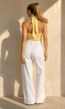 Gele Halter Crop Top met Open Rug en Diepe V-Hals