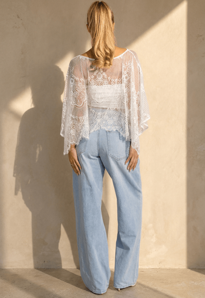 Witte Kanten Crop Top met Wijde Mouwen en Bloemenpatroon
