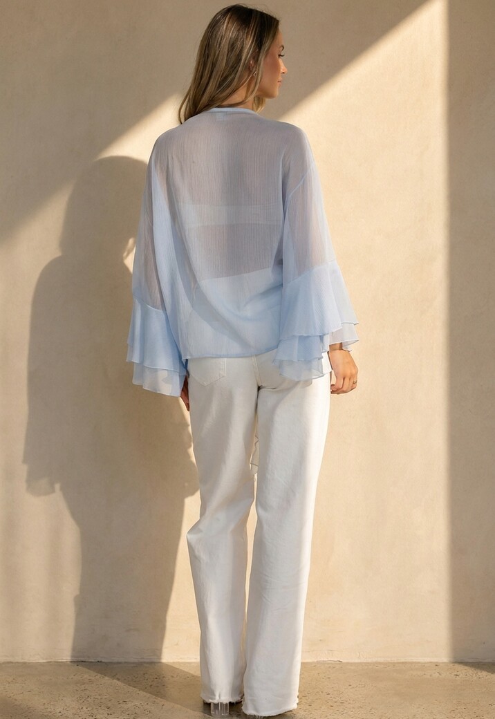 Lichtblauwe Chiffon Blouse met Ruches en Knoopsluiting