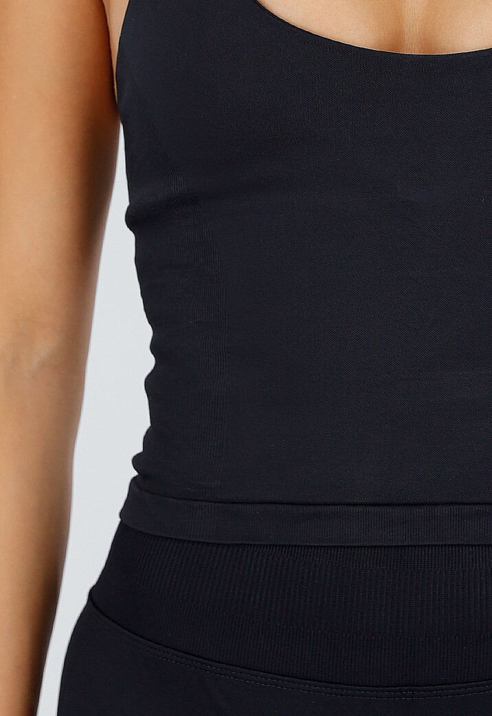 Zwarte Sportset met Halter Top, Flared Legging en Uitneembare Pads