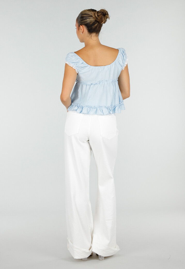 Lichtblauwe Blouse met Kant, Ruches en Knoopsluiting