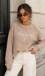 Beige Trui met Witte Tekstopdruk en Lange Mouwen