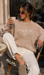 Beige Trui met Witte Tekstopdruk en Lange Mouwen