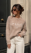 Beige Trui met Witte Tekstopdruk en Lange Mouwen