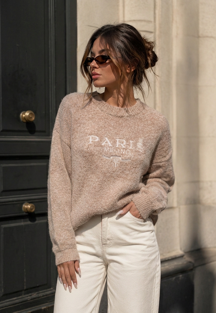 Beige Trui met Witte Tekstopdruk en Lange Mouwen
