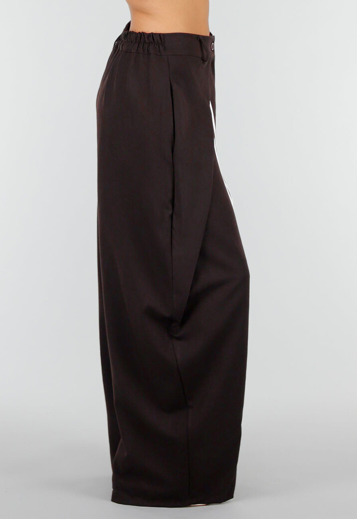 Bruine Wijde Barrel Pantalon met Witte Strepen en Plooien