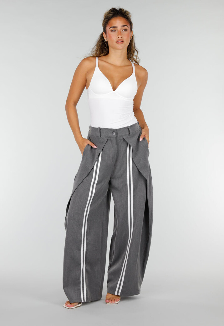 Grijze Wide Leg Pantalon met Witte Strepen en Plooidetail