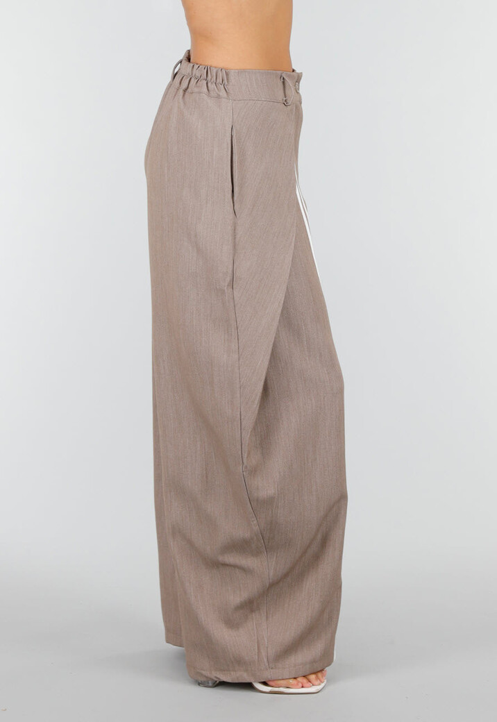Taupe Wijde Pantalon met Witte Strepen en Overslag aan Voorzijde
