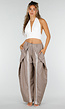 Taupe Wijde Pantalon met Witte Strepen en Overslag aan Voorzijde