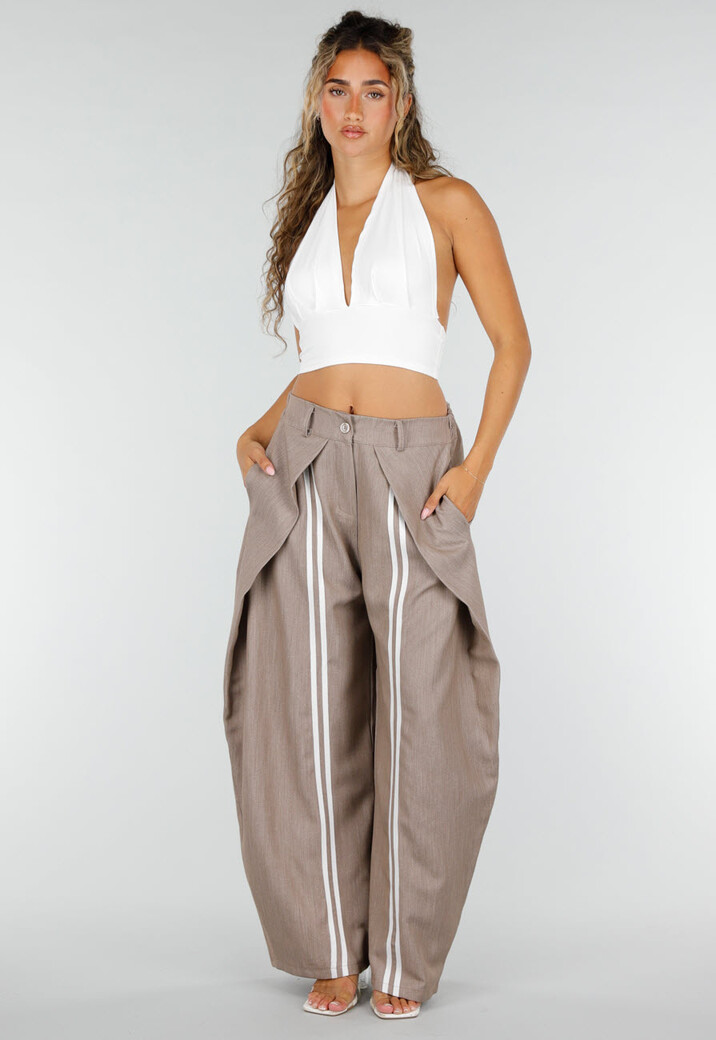 Taupe Wijde Pantalon met Witte Strepen en Overslag aan Voorzijde