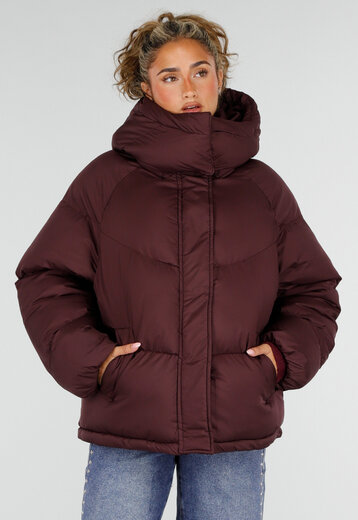 Bordeaux Korte Puffer Winterjas met Capuchon