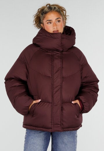NEW230926 Bordeaux Korte Puffer Winterjas met Capuchon