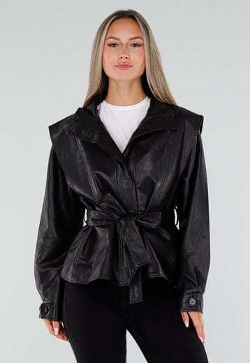 NEW230926 Zwarte Lederlook Jas met Ceintuur