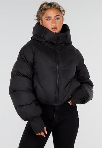 NEW230926 Zwarte Korte Puffer Winterjas met Capuchon
