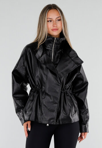 NEW230926 Zwarte Lederlook Jas met Hoge Kraag