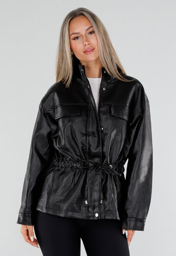 NEW230926 Zwarte Lederlook Jas met Taillekoord