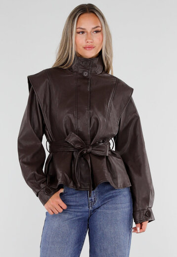 NEW230926 Bruine Lederlook Jas met Tailleband