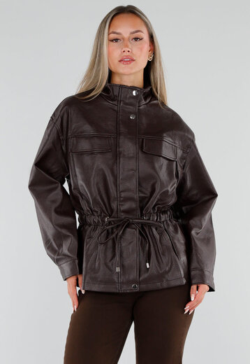 NEW230926 Bruine Lederlook Jas met Taillekoord