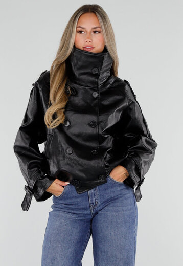 NEW230926 Zwarte Lederlook Jas met Hoge Kraag