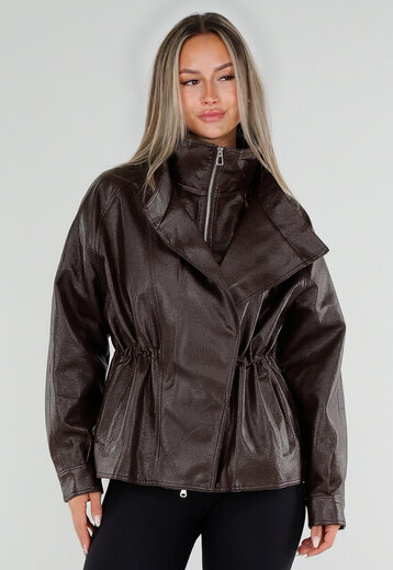 NEW230926 Bruine Lederlook Jas met Hoge Kraag