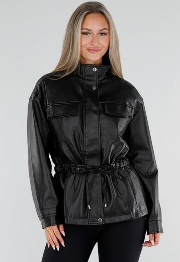NEW230926 Zwarte Lederlook Jas met Taillekoord