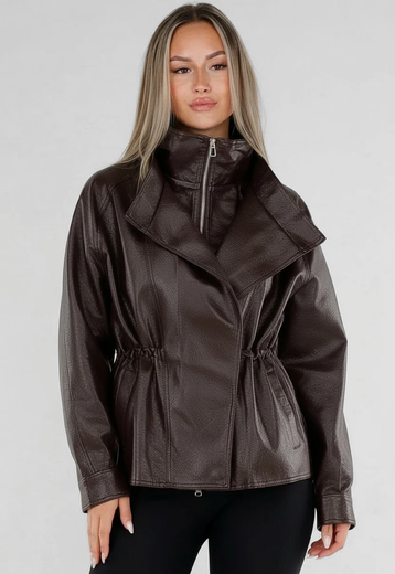 NEW230926 Bruine Lederlook Jas met Hoge Kraag