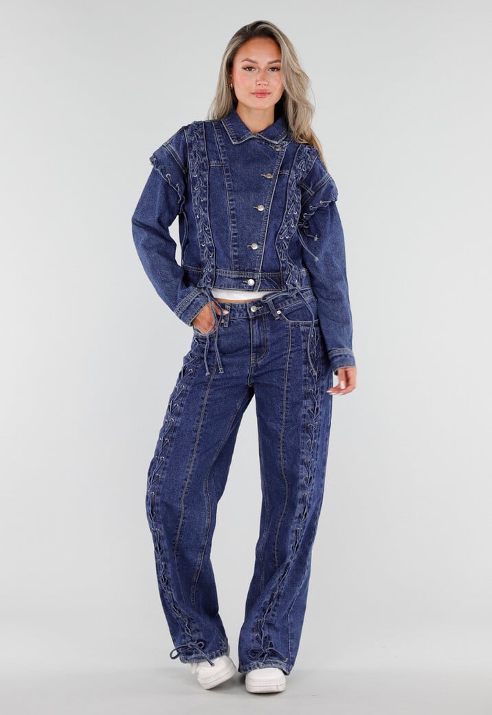 Blauw Denim Jasje met Veterdetails en Zilverkleurige Knopen