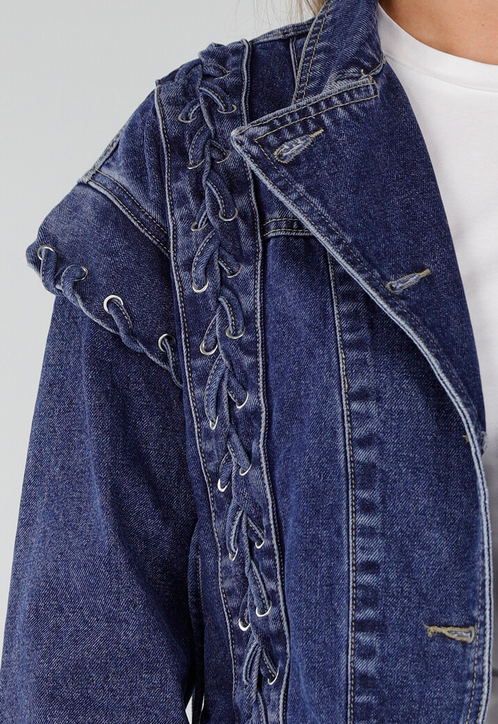 Blauw Denim Jasje met Veterdetails en Zilverkleurige Knopen