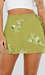 Groene Skort met Overslag, Striksluiting en Bloemendetails