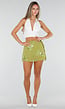 Groene Skort met Overslag, Striksluiting en Bloemendetails