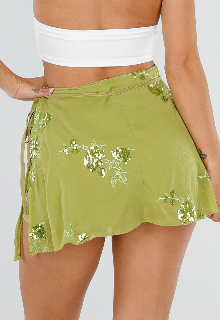Groene Skort met Overslag, Striksluiting en Bloemendetails
