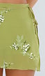Groene Skort met Overslag, Striksluiting en Bloemendetails