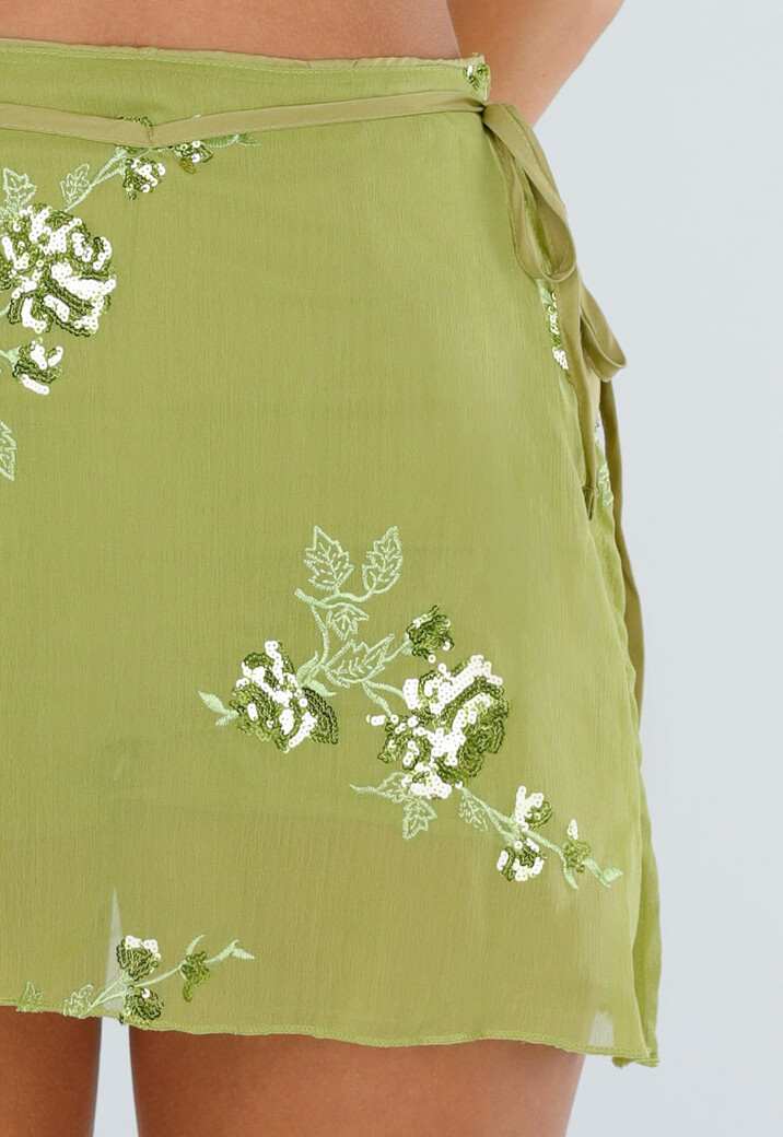 Groene Skort met Overslag, Striksluiting en Bloemendetails