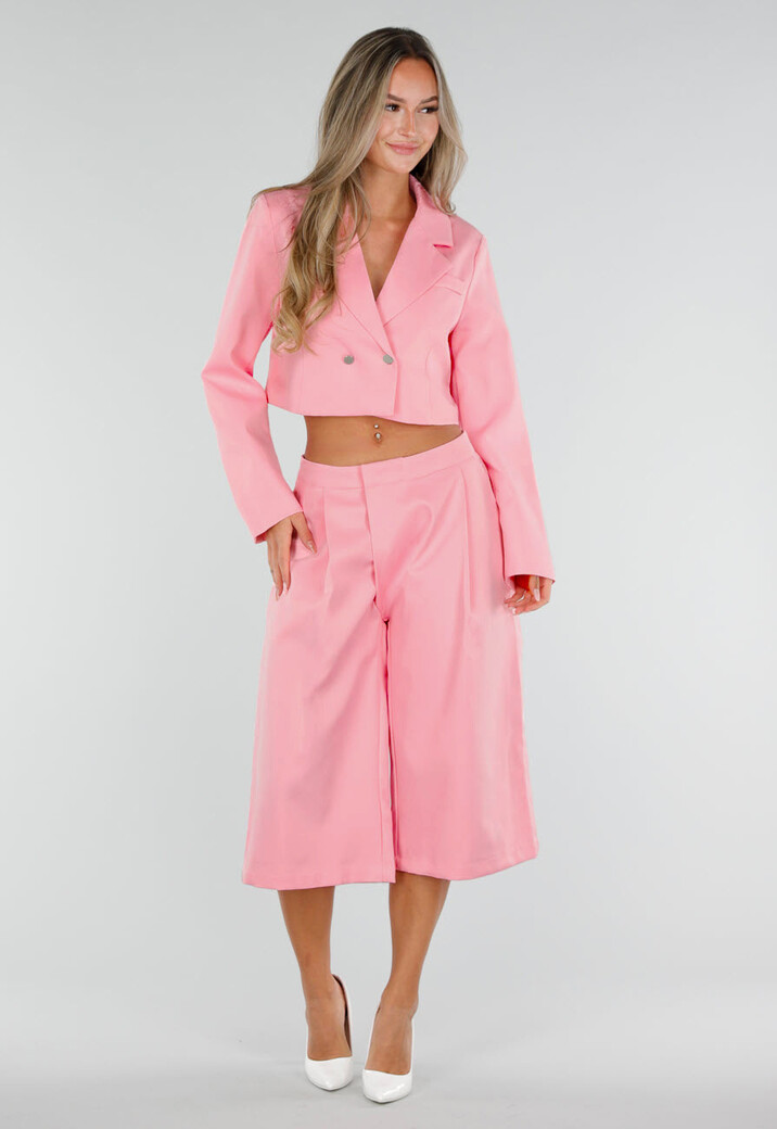Roze Two Piece Set met Cropped Blazer en Bermuda Broek
