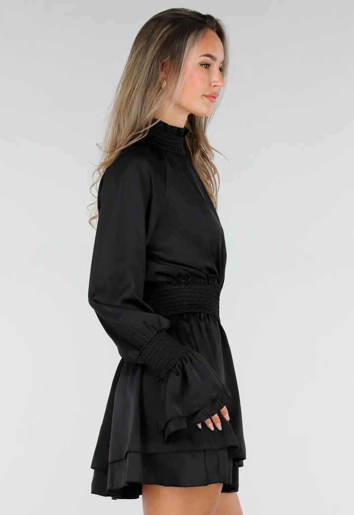 Zwarte Mini Jurk met Hoge Hals en Lange Trompetmouwen