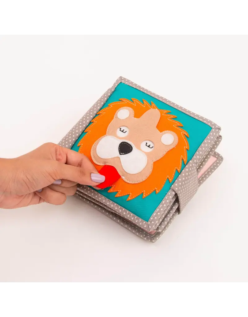 Jolly Designs Mini Quiet Book Slaperige Leeuw — vanaf 12 maanden