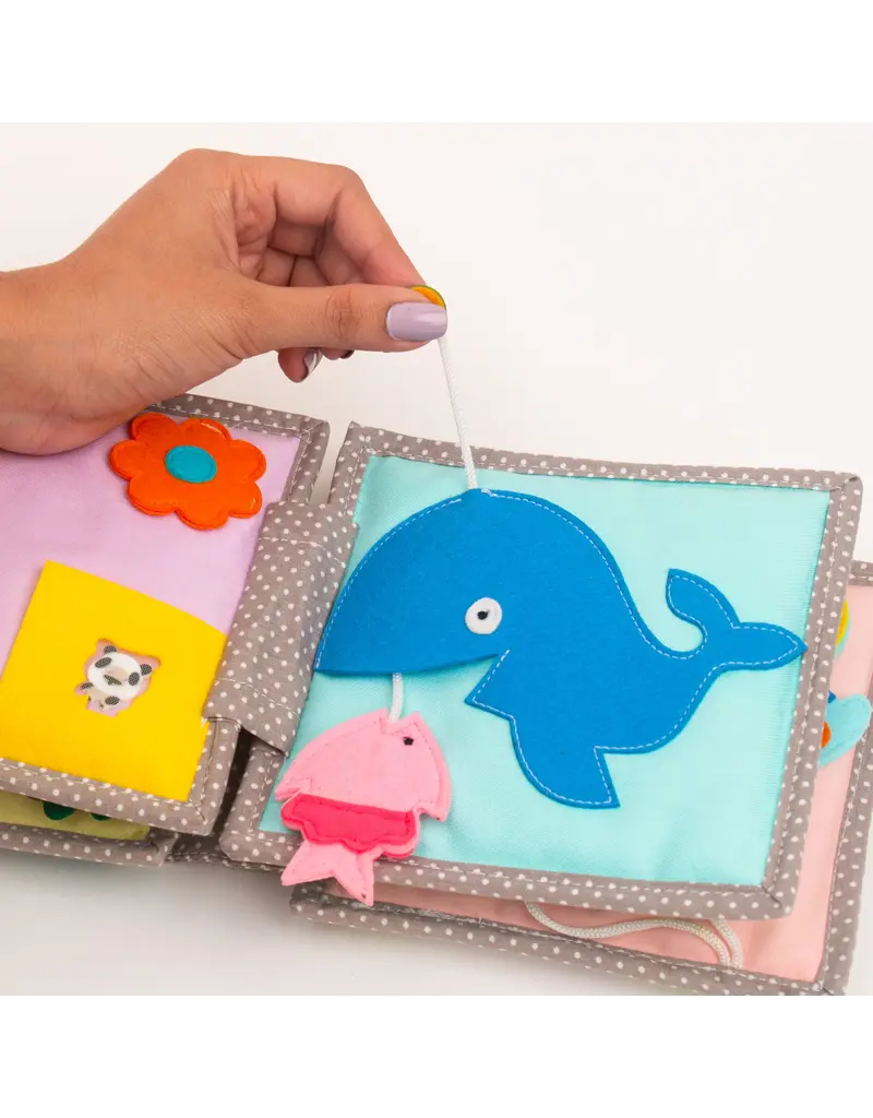 Jolly Designs Mini Quiet Book Slaperige Leeuw — vanaf 12 maanden