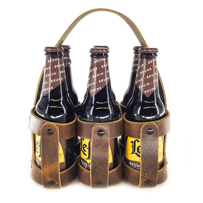 Flesjesdrager van bruin leer