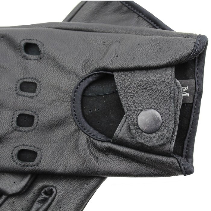 Schwarze Leder -Autofahrer handschuhe