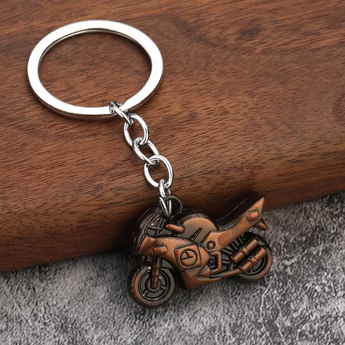 Sleutelhanger voor Motorfans: De Koperen Wegwijzer